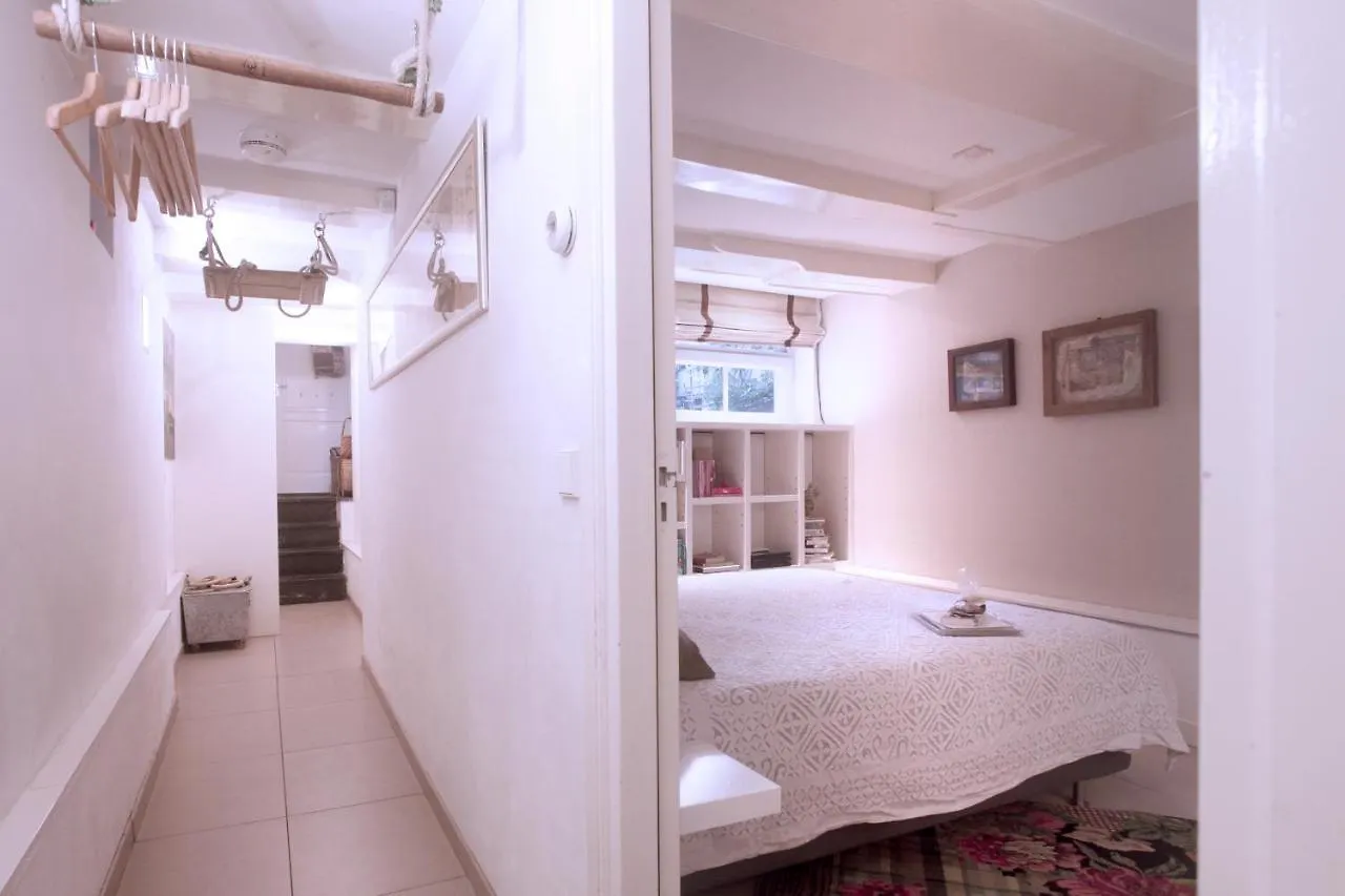 Cozy Canal Studio 암스테르담 B&B